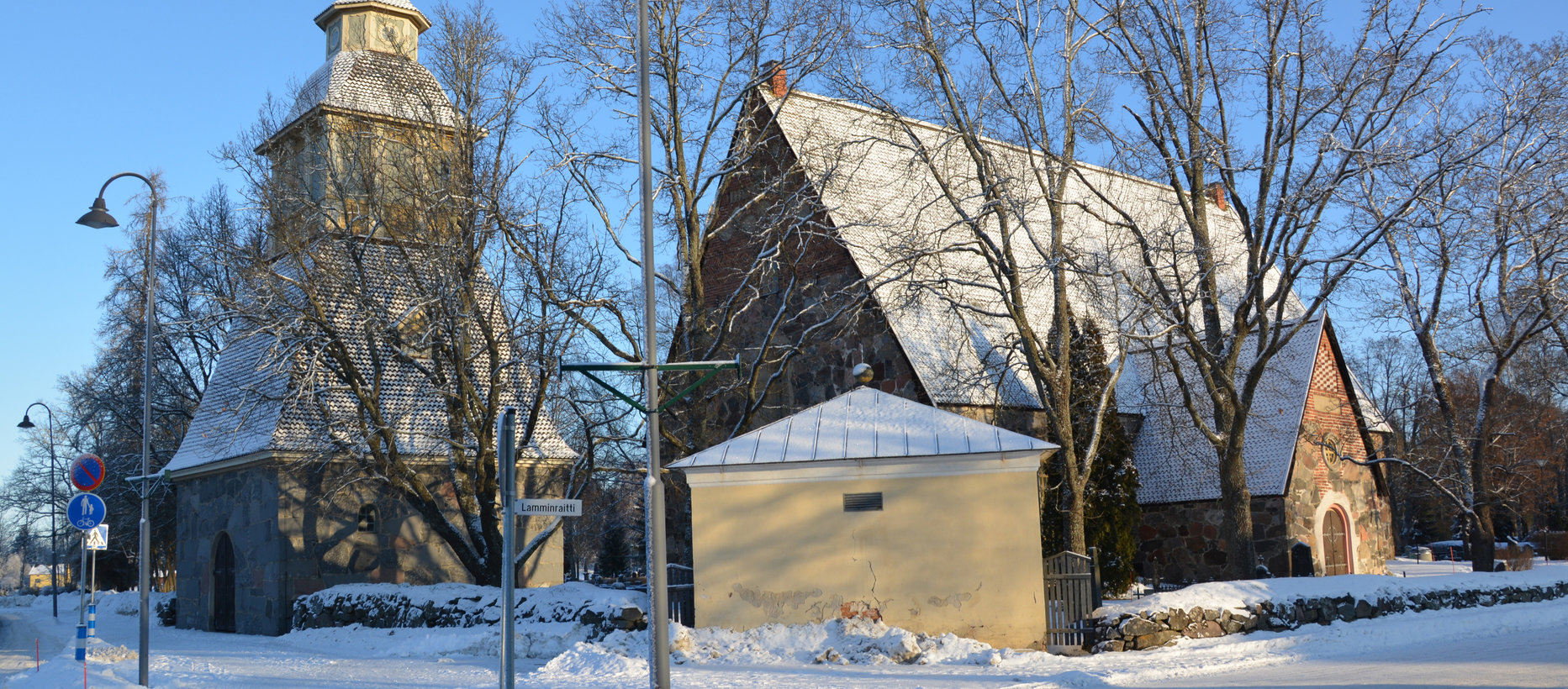 Lammin seurakunnan Lammin kirkko talvella ulkoapäin.