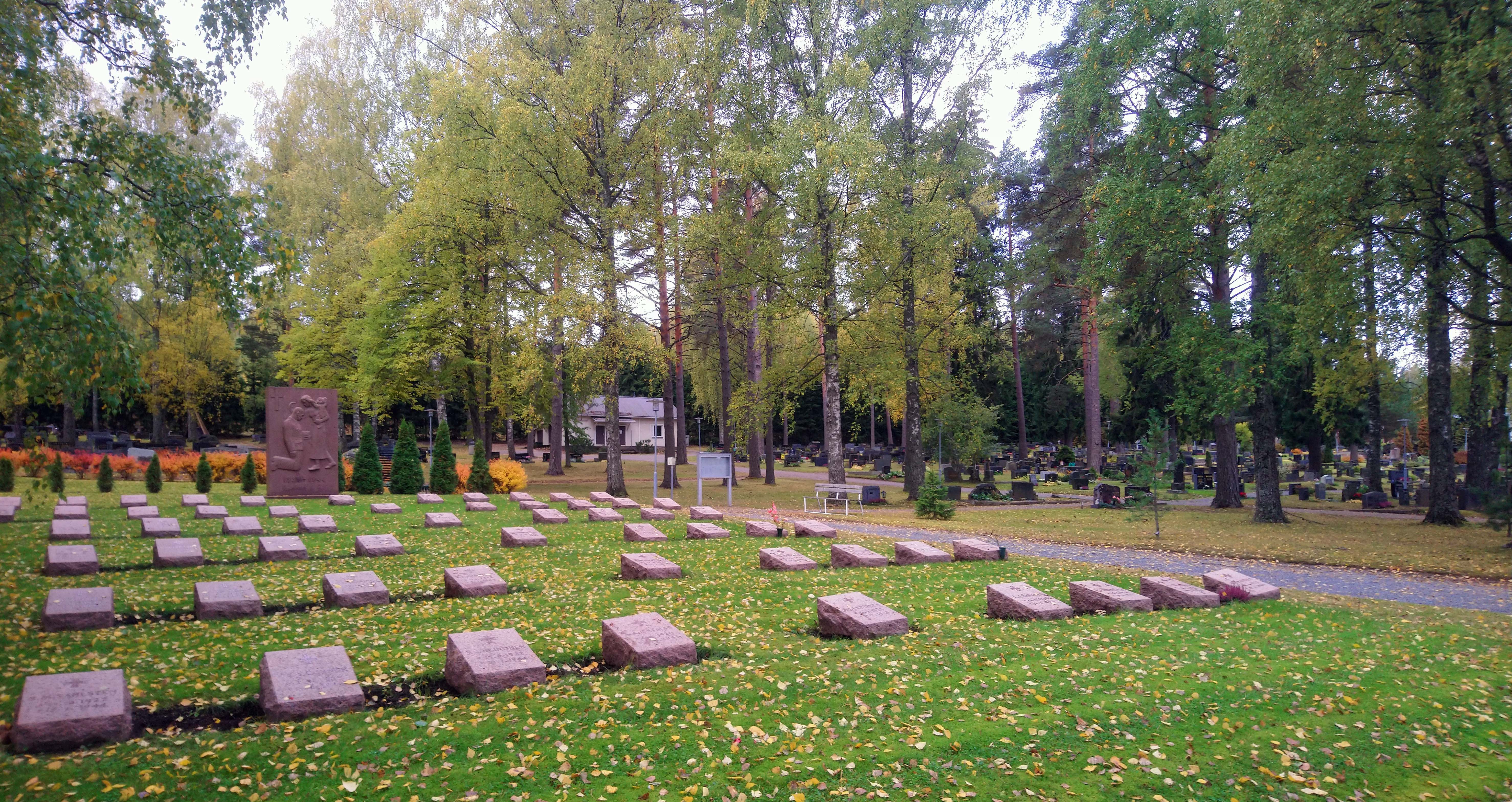 Lammin seurakunnan Tuuloksen hautausmaan sankarihauta-alue