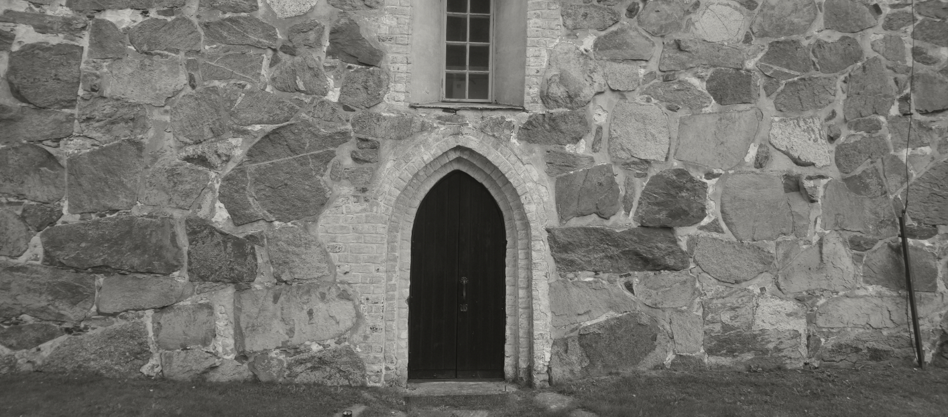 Lammin seurakunnan vanhassa valokuvassa Tuuloksen kirkon pääsisäänkäynti.