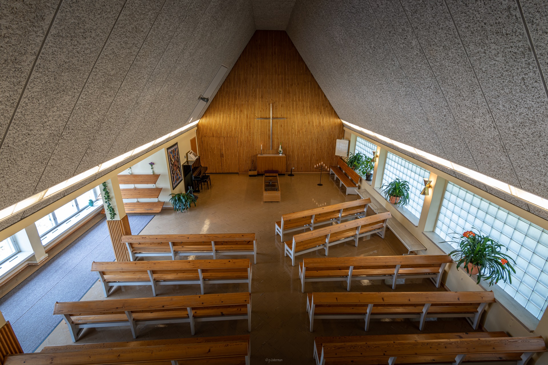 Lammin seurakunnan siunauskappeli sisältä, kuvassa näkyy alttari