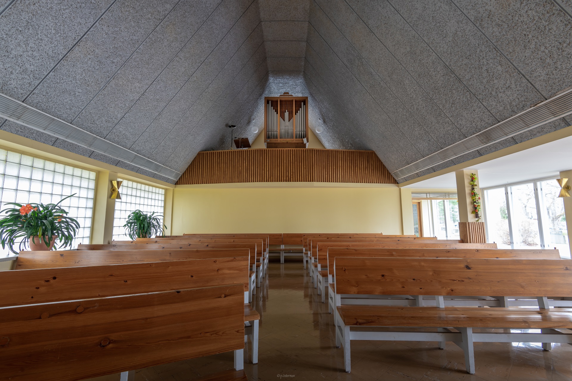 Lammin seurakunnan siunauskappeli sisältä, kuvassa näkyy urut
